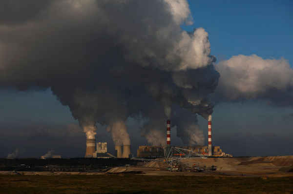 Khói và hơi nước từ Nhà máy điện Belchatow, nhà máy điện than lớn nhất ở châu Âu do Tập đoàn PGE vận hành, gần Belchatow, Ba Lan vào ngày 28/11/2018. Ảnh: Kacper Pempel