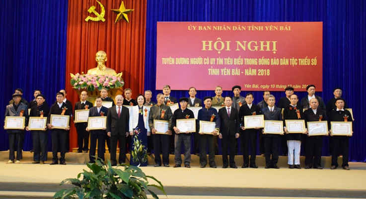 Chủ tịch Ủy ban nhân dân tỉnh Yên Bái tặng bằng khen cho 29 cá nhân là người uy tín tiêu biểu
