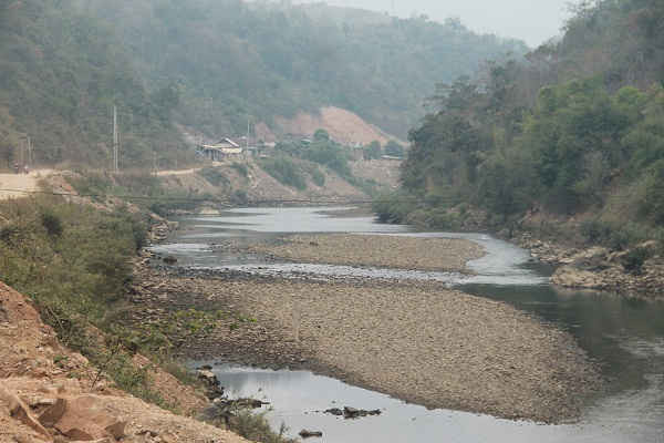 Một khúc sông Nậm Mộ ở huyện Kỳ Sơn dài chưa đầy 1km nhưng có tới 3 nhà máy thủy điện khiến sông cạn trơ đáy