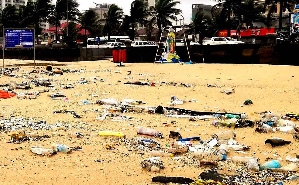 Biển Đà Nẵng ngập rác thải sau đợt mưa lớn vừa qua