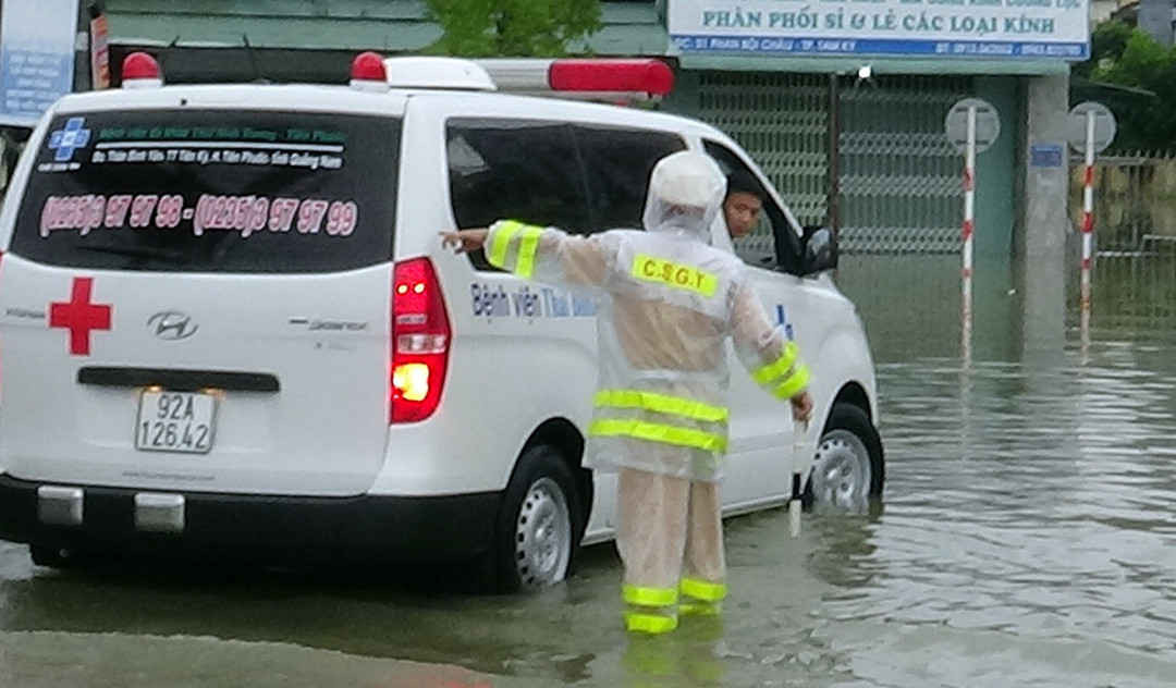 Công an các địa phương tỉnh Quảng Nam hướng dẫn, phân luồng, điều tiết giao thông tại các điểm bị ngập lụt nghiêm trọng
