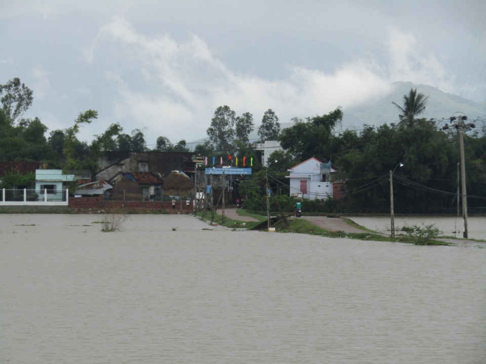 Nhiều đoạn vào khu dân cư tại thị xã An Nhơn bị ngập sâu trong lũ 
