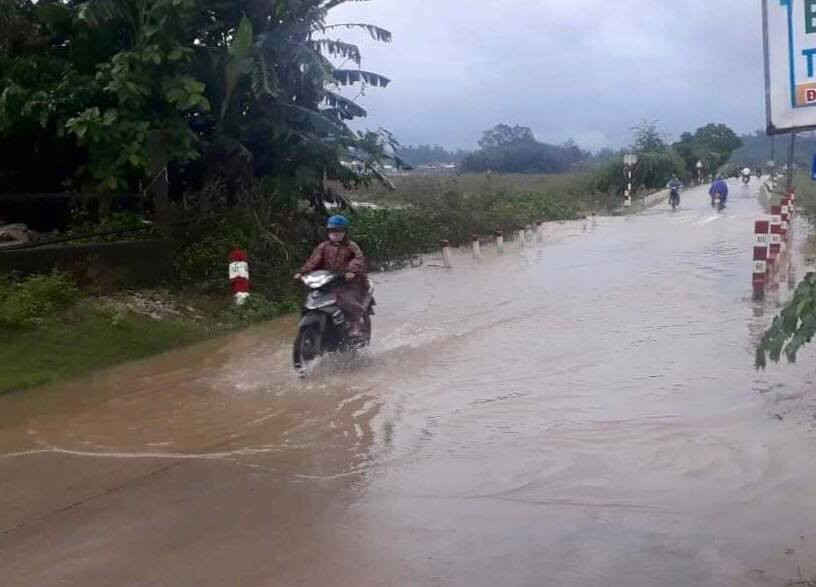 Dù lượng mưa đã giảm nhưng nhiều khu dân cư ở vùng trũng thấp tại các huyện Bình Sơn, Nghĩa Hành... vẫn còn ngập sâu trong nước