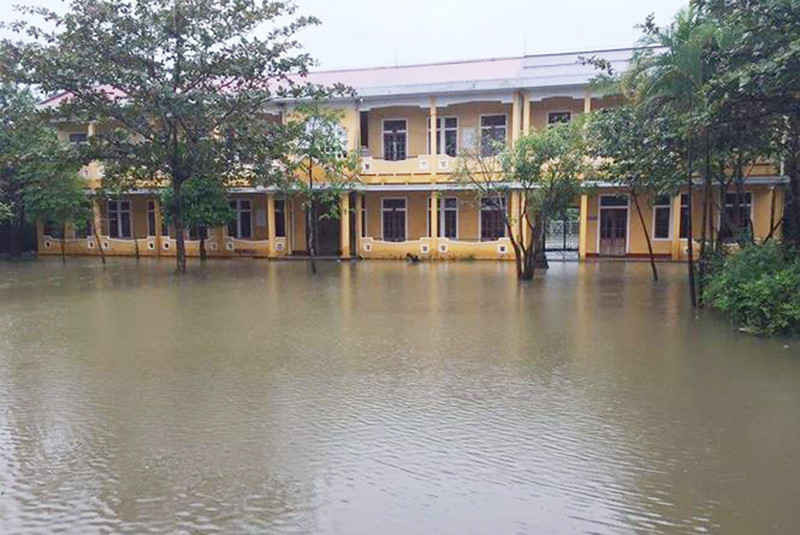 Nhiều trường tại Thừa Thiên Huế phải cho học sinh nghỉ học vì ngập cục bộ