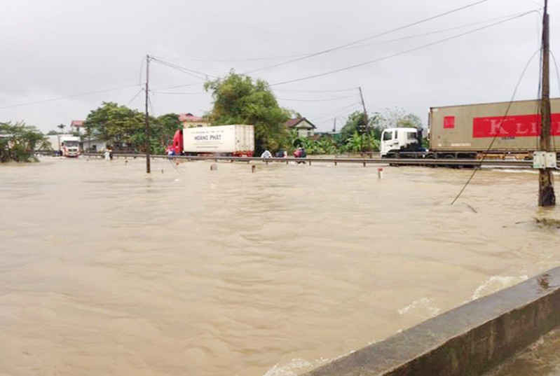 Tuyến quốc lộ 1A qua xã Lộc Trì bị ngập, phương tiện lưu thông khó khăn