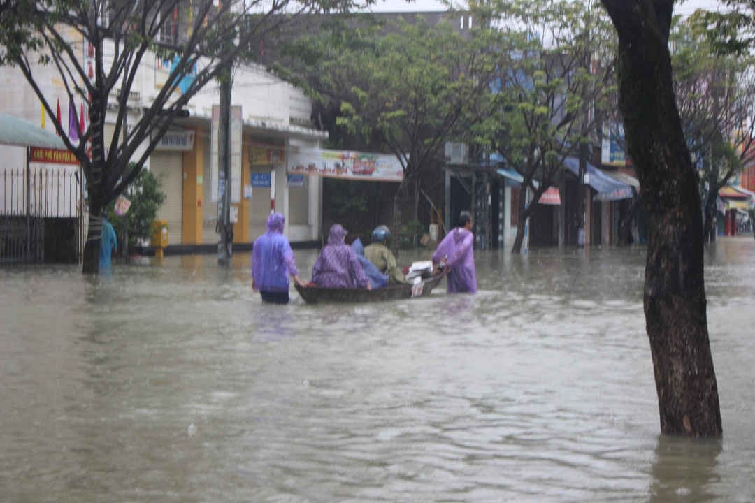 Người dân TP. Tam Kỳ dùng ghe chèo đi lại