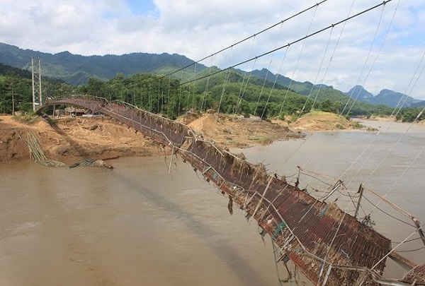 Cầu treo Phú Xuân đã bị lật úp vì mưa lũ