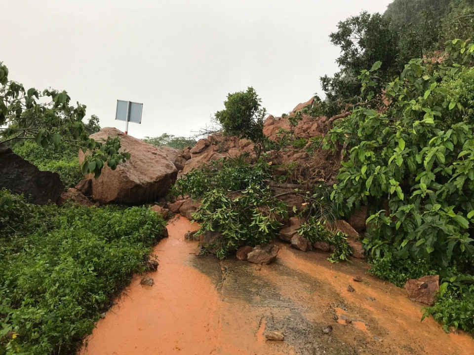 Sau mưa lớn, bán đảo Sơn Trà xảy ra khoảng 10 điểm sạt lở, gây chia cắt cục bộ xảy ra trên núi Sơn Trà