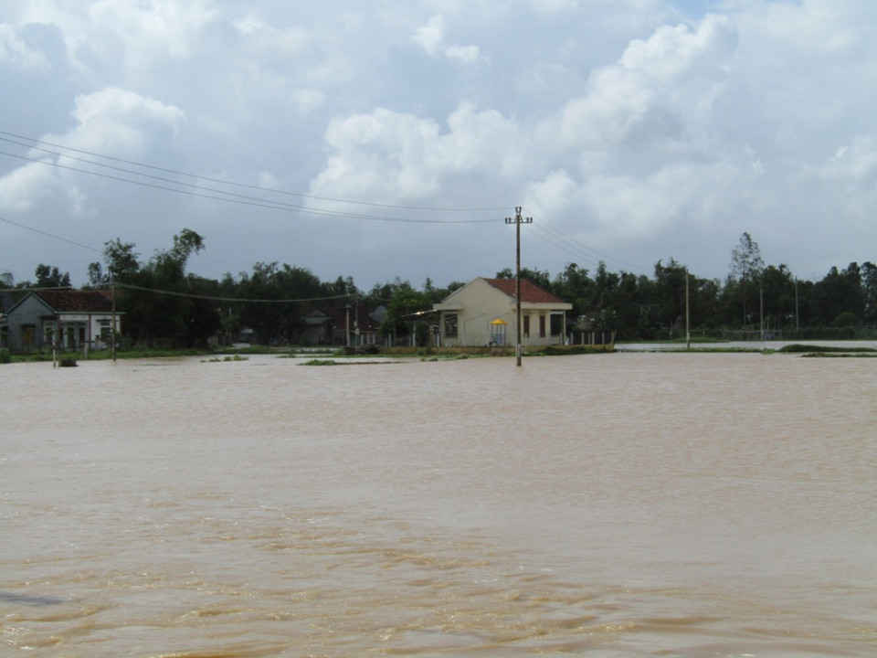 Nhiều ngôi nhà tại các địa phương vẫn ngập sâu trong biển nước
