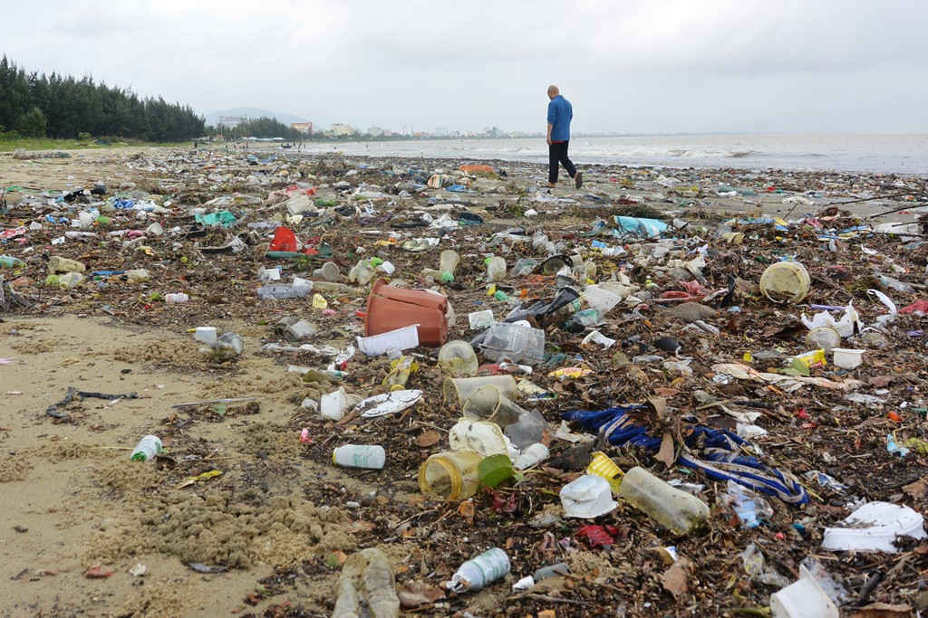 Hàng tấn rác thải bị sóng đánh trôi dạt vào bờ biển Đà Nẵng
