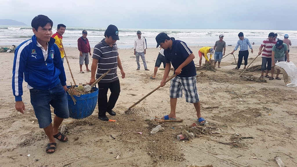 Thu dọn rác bãi biển du lịch Đà Nẵng