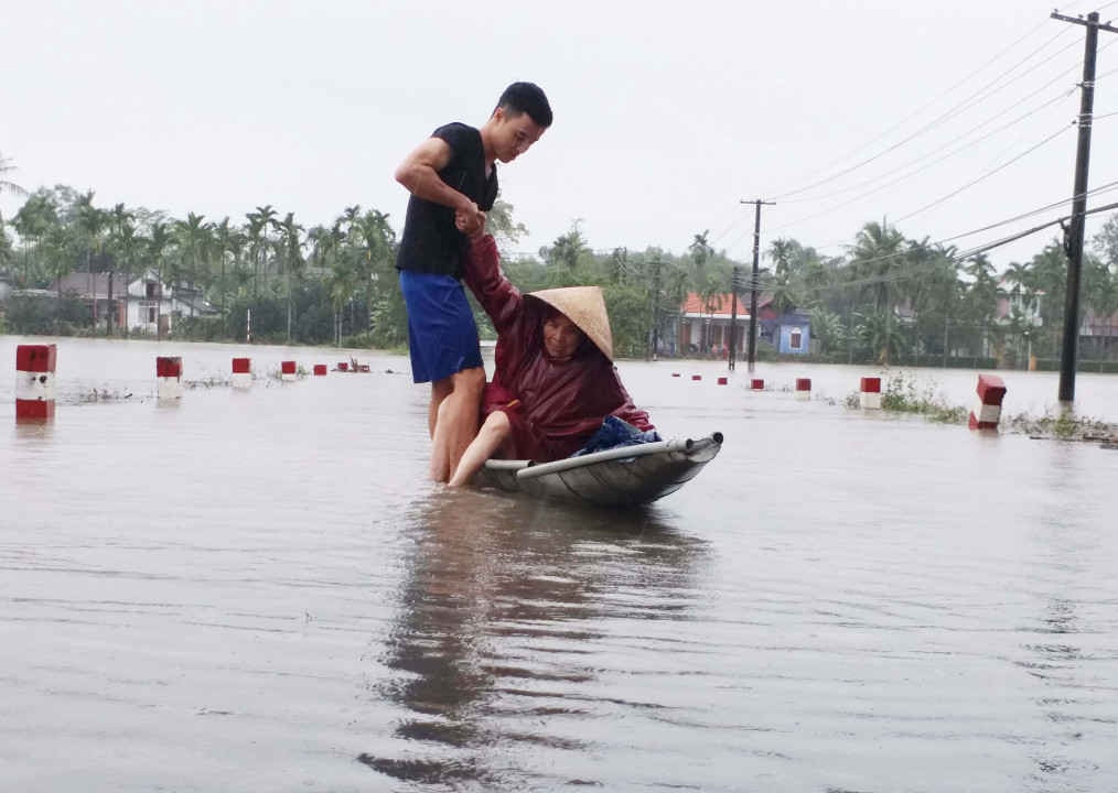 Người dân đi lại bằng ghe, thuyền rất vất vả