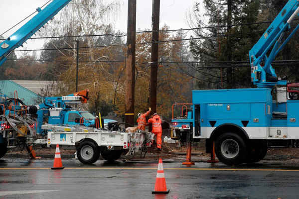 PG & E sửa chữa thiệt hại về đường dây điện để do Camp Fire gây ra ở Paradise, California, Mỹ vào ngày 21/11/2018. Ảnh: Elijah Nouvelage