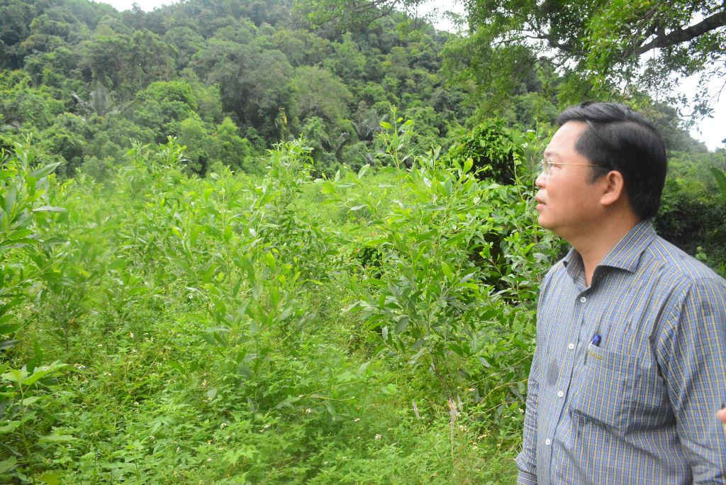 Ông Lê Trí Thanh- Phó Chủ tịch UBND tỉnh Quảng Nam thị sát khu vực sống của đàn voọc