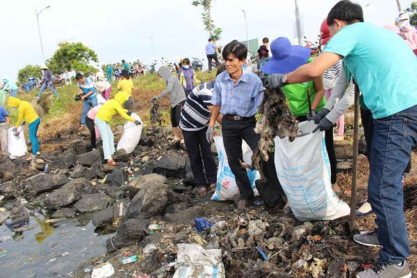 2. UBND thành phố cũng đề nghị các đơn vị tổ chức đăng ký tham gia thực hiện phong trào “Chống rác thải nhựa” trong cơ quan, đơn vị gắn với tổ chức thực hiện nhiệm vụ được giao