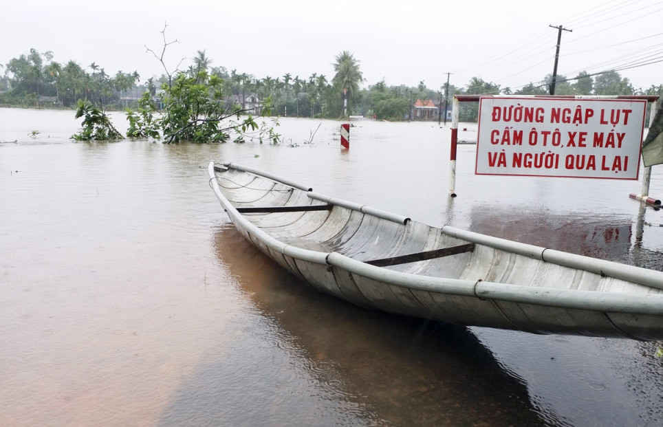 Theo ghi nhận của PV, hiện tại trên địa bàn Thừa Thiên Huế vẫn đang mưa, nguy cơ lũ trên diện rộng là rất cao. Mực nước trên sông Hương, sông Bồ đã trên mức báo động 1…