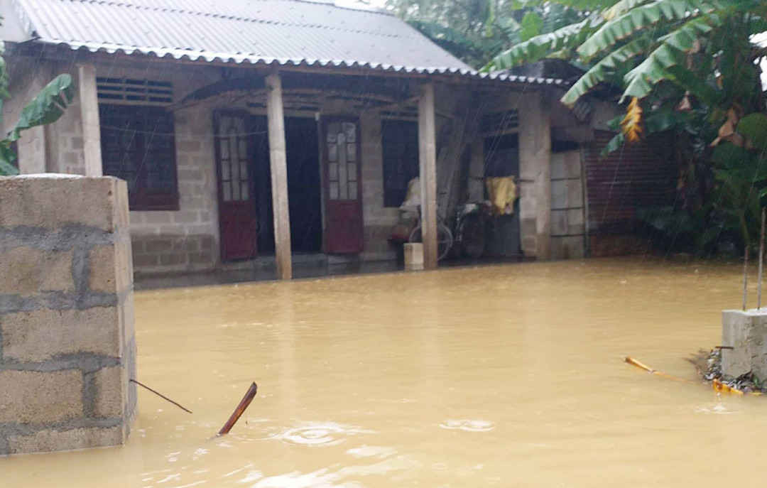 Mưa lớn khiến nước sông Ô Lâu dâng cao làm 155 nhà bị ngập từ 0,1m đến 0,3m (tập trung tại các xã Phong Hòa, Phong Bình, Điền Hương). Địa phương đã tiến hành di dời 125 hộ với 322 khẩu tại xã Phong Thu, huyện Phong Điền đến nơi an toàn