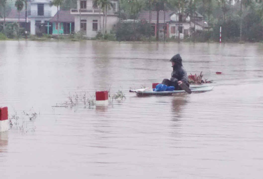 Các con đường thôn, liên thôn trên địa bàn xã Phong Bình (huyện Phong Điền) vẫn ngập sâu, nhiều nơi bị chia cắt. Nơi ngập sâu nhất gần 1m. Theo thống kê có 110 nhà dân ngập trong nước từ 40 - 50cm