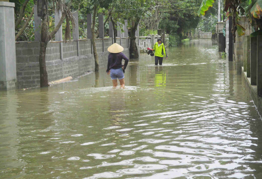 Còn tại huyện Quảng Điền, một số địa phương như xã Quảng Thọ, xã Quảng Phú… có vài thôn và nhiều đường liên thôn bị ngập úng cục bộ