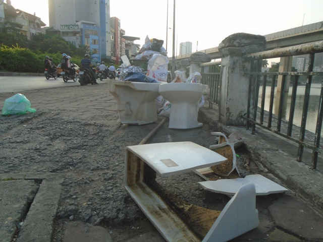 Người ta có thể xả bất cứ các loại rác gì ra đây kể cả các bồn vệ sinh đã qua sử dụng