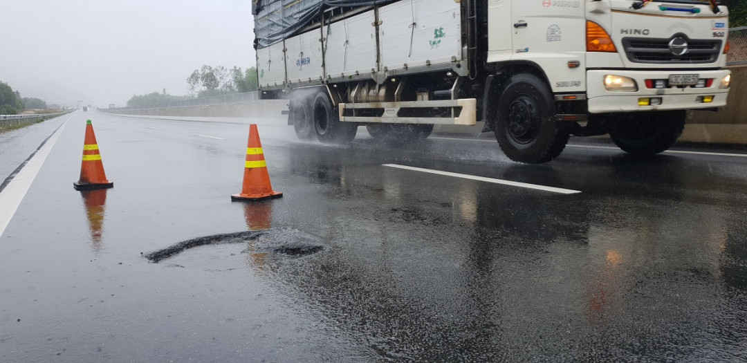 Sau 2 ngày mưa lớn, Cao tốc Đà Nẵng – Quảng Ngãi đã xuất hiện nhiều điểm bong tróc tạo ổ gà trở lại