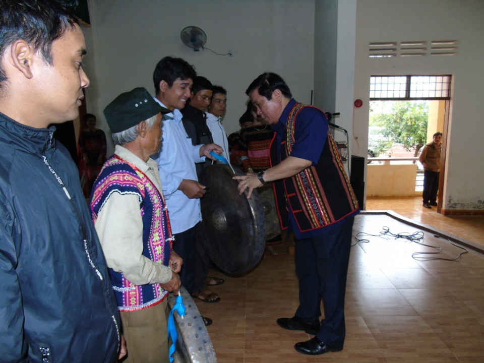 Bí thư Tỉnh ủy Bình Định tặng cồng chiêng cho các làng đồng bào DTTS ở Vĩnh Thạnh