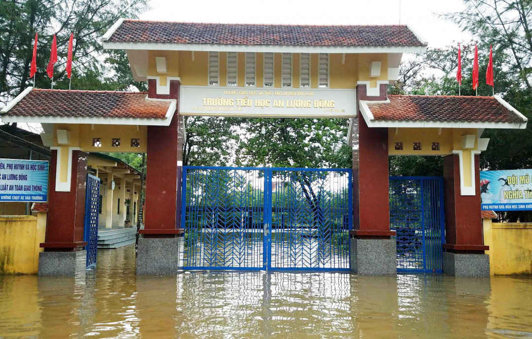 Sở GD&ĐT Thừa Thiên Huế cho biết, đến hết ngày 12/12, có hơn 8.000 học sinh phải nghỉ học do nước ngập nhiều, đặc biệt là các vùng thấp trũng