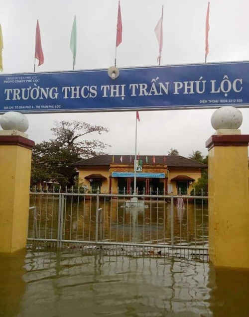 Tại huyện Phú Lộc mưa vừa qua khiến 24 trường bị ngập và đa số đã dạy học trở lại. Riêng một số trường mầm non và tiểu học tại xã Lộc Trì, các cơ sở lẻ tại xã Lộc An và Lộc Hòa vẫn còn nghỉ học với khoảng 600 em