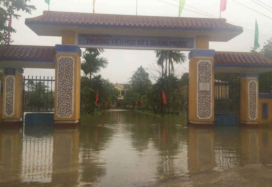 Tại huyện Quảng Điền, vẫn còn hơn 660 học sinh tại 1 trường mầm non, 2 trường tiểu học và 1 trường trung học cơ sở tại xã Quảng Phước đang còn phải nghỉ học do nước ngập