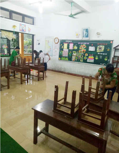 Trong ngày 12/12, một số trường bị ngập trong đợt mưa lũ vừa qua đang gấp rút dọn dẹp lại phòng học, sân trường, nhanh chóng tổ chức dạy học trở lại