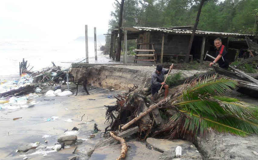 Sạt lở tại xã Vinh Hải, sóng biển tấn công cây cối và nhà dân