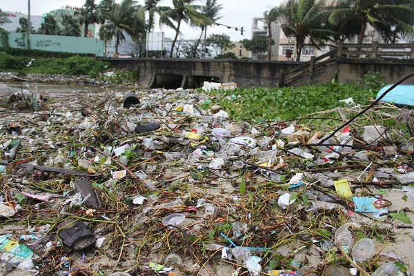 Rất nhiều rác thải tấp vào bờ biển Nguyễn Tất thành sau đợt mưa ngày 9-10/12
