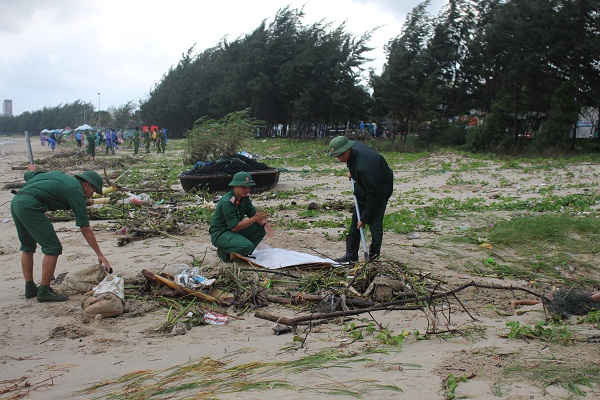 Dọc bãi biển Nguyễn Tất Thành đông đảo các lực lượng ra quân tổng vệ sinh