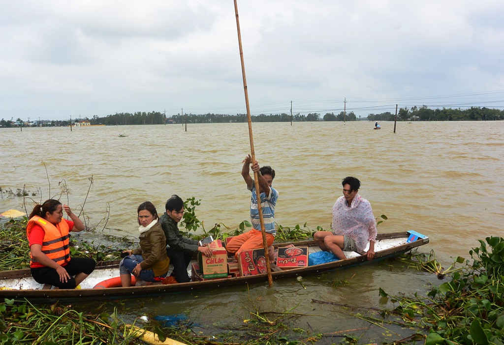 Công tác cứu trợ người dân vùng ngập lụt đang được gấp rút triển khai