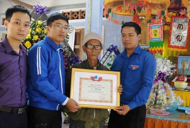Hội Liên hiệp thanh niên Việt Nam tỉnh Quảng Nam đã đến thăm hỏi và truy tặng bằng khen “Thanh niên sống đẹp” cho anh Được