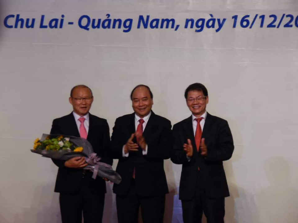 ​ ​​ Thủ tướng Nguyễn Xuân Phúc tặng hoa chúc mừng HLV Park Hang Seo dẫn dắt tuyển VN giành ngôi vô địch AFF CUP 2018 ​