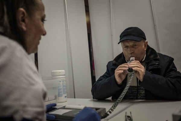 Một người đàn ông kiểm tra hô hấp miễn phí trong một chiến dịch do 2 công ty năng lượng quốc gia ở Chorzów phát động. Cuộc kiểm tra này là một phương pháp được sử dụng để chẩn đoán bệnh tắc nghẽn phổi và nằm trong chiến dịch nhằm thúc đẩy các giải pháp sưởi ấm thân thiện với môi trường