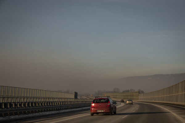  Một lớp khói mù bao phủ trên đường cao tốc giữa Katowice và Ziwiec, một trong những thành phố ô nhiễm nhất ở châu Âu