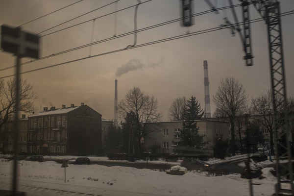 Ống khói nhà máy trong làn khói mù ở Katowice