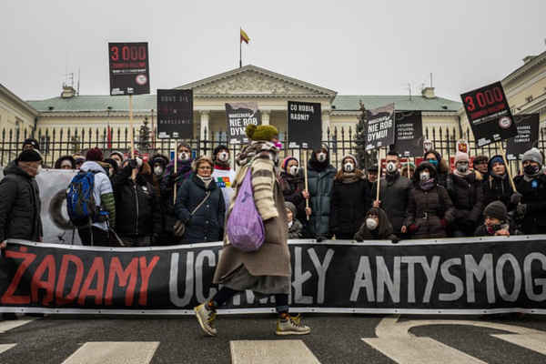 Người biểu tình ở thủ đô Warsaw của Ba Lan phải đeo khẩu trang khi xuống đường kêu gọi chính phủ nước này hành động trước tình trạng ô nhiễm không khí nghiêm trọng