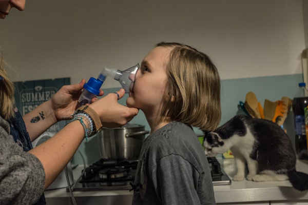 Eva Ciesielska giúp con gái Zoe 9 tuổi của cô sử dụng máy xông khí dung. Cô thường xuyên phải cho con gái dùng thuốc qua thiết bị này vào mùa đông khi cả gia đình gặp vấn đề về hô hấp liên quan đến khói bụi. Các quan chức y tế đã so sánh về mức độ nguy hiểm của một đứa trẻ chơi ngoài trời trong những nơi ô nhiễm nhất của Ba Lan với những người hút thuốc lá. Theo báo cáo của Kraków Smog, ở Kraków, benzo(a)pyrene (chất gây ung thư trong thuốc lá – PV) có thể tăng cao gấp 8 lần so với mức khuyến cáo