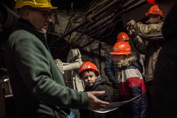 Irek, người từng làm nghề thợ mỏ trước khi chuyển sang làm hướng dẫn viên du lịch, dẫn một nhóm trẻ em thăm quan khu hầm sâu Guido ở Zabrze, Silesia. 