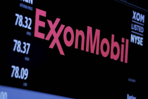 Logo của Exxon Mobil Corporation hiển thị trên màn hình phía trên Sàn giao dịch chứng khoán New York ở New York, Mỹ vào ngày 30/12/2015. Ảnh: Lucas Jackson