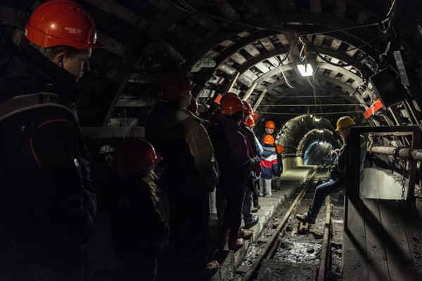 Irek tiếp tục chuyến tham quan mỏ Guido ở Zabrze