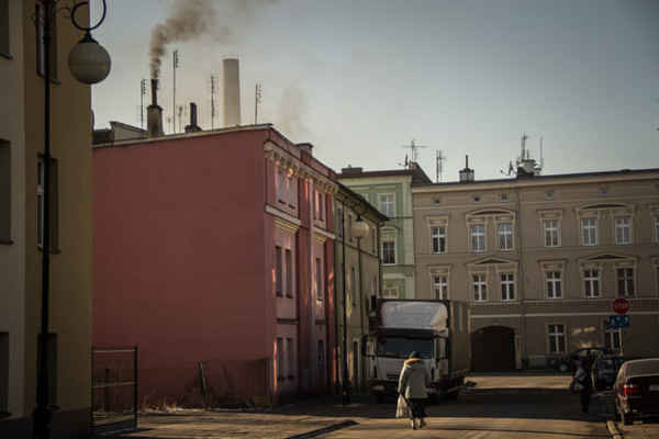 Một ống khói trong nước phun ra khói đen ở Głuchołazy. Khoảng 50% ô nhiễm không khí ở Ba Lan là do lò sưởi của cư dân, với 13% từ các phương tiện. Hầu hết khói mù ở Ba Lan là do các lò sưởi chất lượng kém sử dụng than đá, củi, rác mà ít nhất 1/3 số hộ đang sử dụng. 