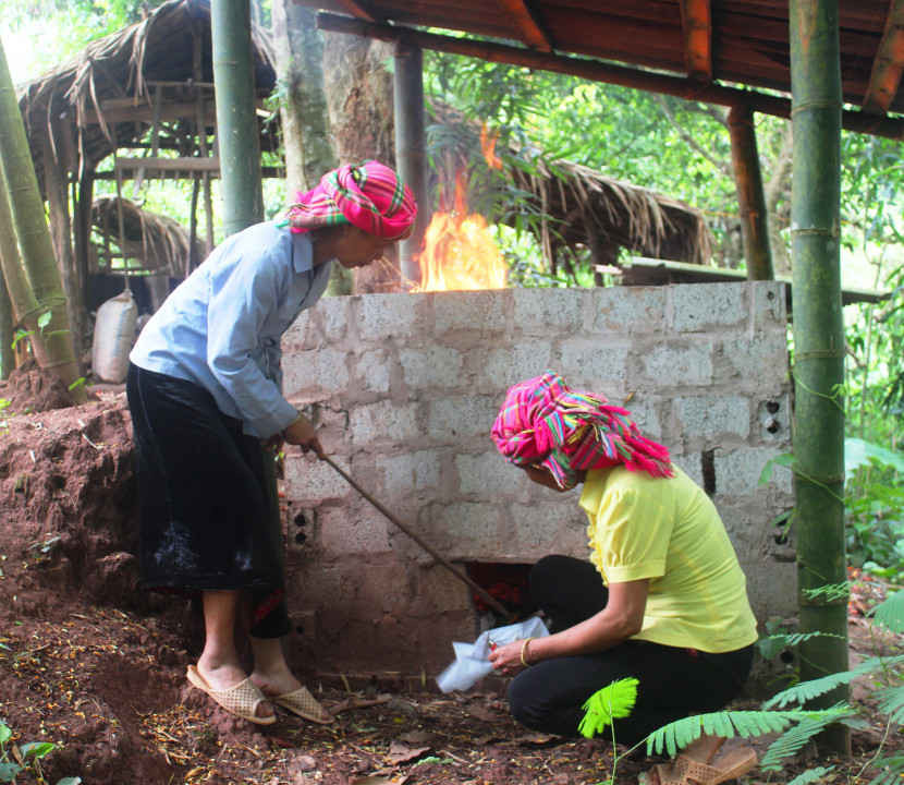 Xã Chà Nưa, huyện Nậm Pồ nhân rộng thành công phong trào xây dựng lò đốt rác theo nhóm hộ gia đình