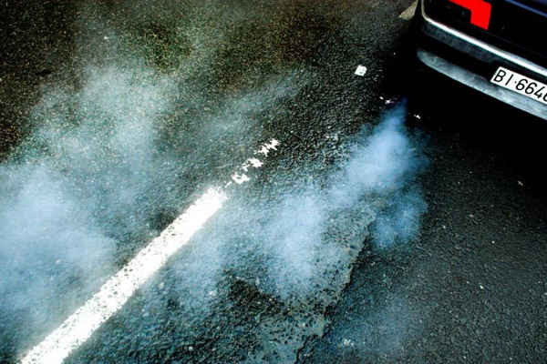 Một chiếc xe hơi thải ra khói bụi khi nó di chuyển ở Guernica vào ngày 29/10/2007. Ảnh: Vincent West (Tây Ban Nha)