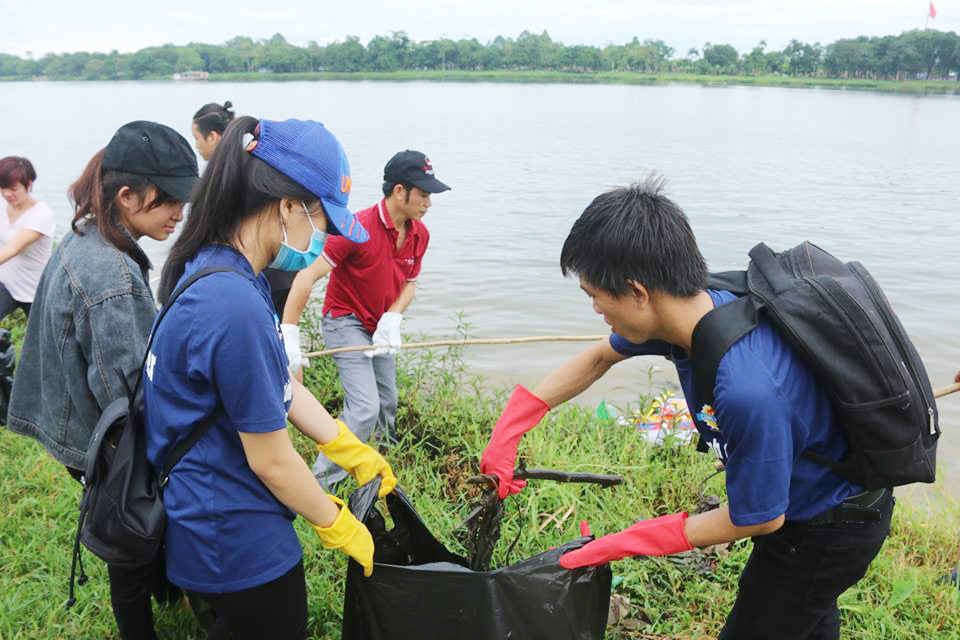 Nhặt rác bảo vệ môi trường ở ven sông Hương