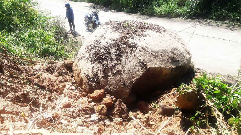 Một tảng đá nặng cả tấn rơi từ vách núi xuống đường