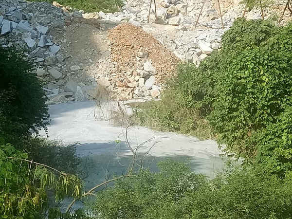 Nước thải của xưởng đá được thải ra khe suối ở phía sau